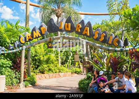 Zeichen und Eingang zum Lager Jura, Leute sitzen, sich ausruhen, Insel der Abenteuer, Universal Studios Resort, Orlando, Florida, USA Stockfoto