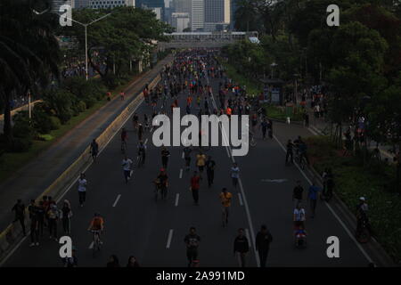 Eine Mutter, die ihr Kind zu fotografieren und ihre Geschwister, an einem Ort der Kampf Denkmal in Bandung. Stockfoto