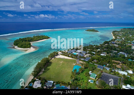 Koromiri Insel, Muri Lagune und Rugby Feld, Rarotonga, Cook Inseln, Südpazifik - drone Antenne Stockfoto