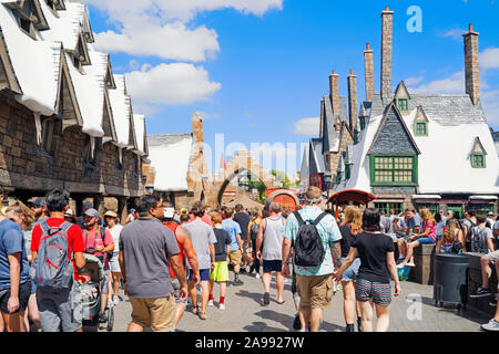Hogsmeade Dorf, Leute, Touristen wandern, Zauberwelt von Harry Potter, Insel der Abenteuer, Universal Studios Resort, Orlando, Florida, USA Stockfoto