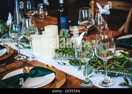 Rustikale Hochzeit Tabelle Einstellung in ausgefallenen amerikanischen Restaurant. Vintage Dekoration der Rezeption Tabelle. Elegante Anordnung der Urlaub Geschirr. Wein g Stockfoto