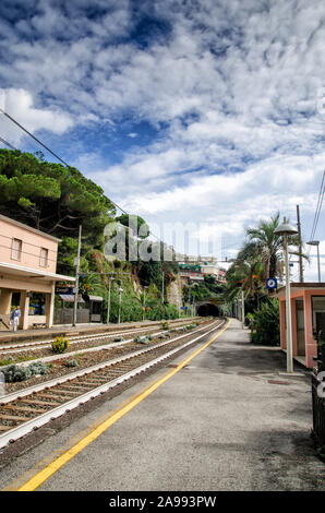 Italien, Zoagli - 1. Oktober 2014: Eisenbahn entlang der ligurischen Küste, die zum Dorf Zoagli führt. Cinque Terre Stockfoto