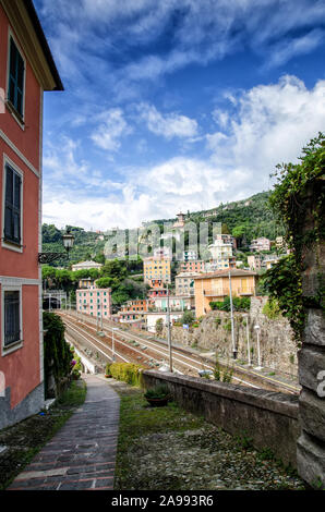 Italien, Zoagli - 1. Oktober 2014: Eisenbahn entlang der ligurischen Küste, die zum Dorf Zoagli führt. Cinque Terre Stockfoto