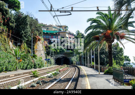 Italien, Zoagli - 3. Oktober 2014: Eisenbahn entlang der ligurischen Küste, die zum Dorf Zoagli führt. Cinque Terre Stockfoto