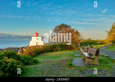 Der Leuchtturm neben dem Wild Pacific Trail in Ucluelet leuchtet, die von der Morgensonne mit dem Pazifischen Ozean und den blauen Himmel im Hintergrund. Stockfoto