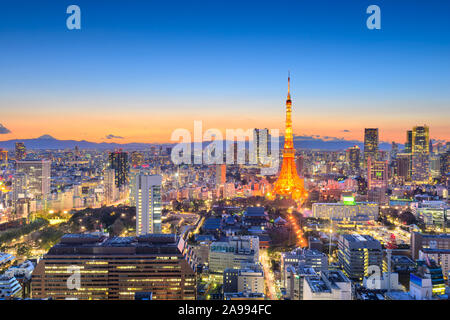 Tokio, Japan downtown Stadtbild im Minato Bezirk in der Dämmerung mit dem Turm und Mt. Fuji in der Ferne am Horizont. Stockfoto