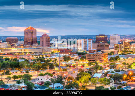 Albuquerque, New Mexico, USA downtown Stadtbild in der Dämmerung. Stockfoto