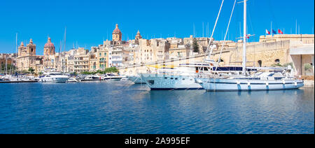 Segelboote und Superyachten auf Senglea Marina in Grand Bay, Valetta, Malta. Panoramabild von Portomaso Marina mit moderner und traditioneller Architektur Stockfoto