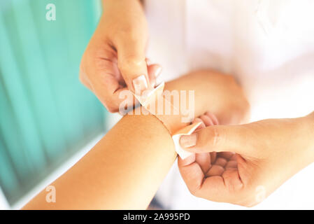 Winkelstück Wunde bandagieren Arm von der Krankenschwester/Erste Hilfe Handgelenkverletzung Gesundheitswesen und Medizin Konzept Stockfoto