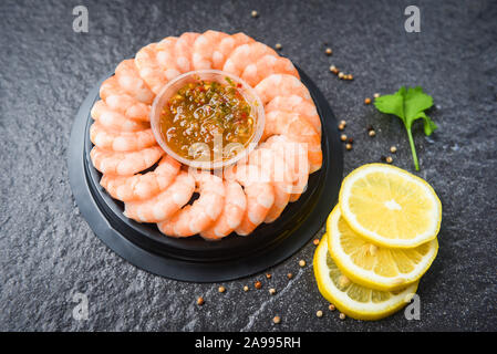 Frische Krabben serviert auf Platte mit Meeresfrüchten Sauce/gekochte geschälte Garnelen Garnelen mit Eis im Restaurant Stockfoto