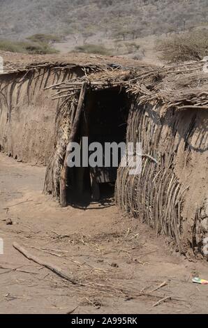 Eingang zu einem traditionellen, Maasai in Tansania. Stockfoto