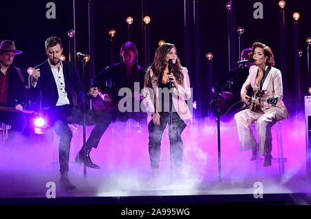 Nashville, Tennessee, USA. 13 Nov, 2019. Charles Kelley, Hillary Scott, Halsey, Dave Haywood, Lady Antebellum. Der 51. jährlichen CMA Awards, der Country Musik größte Nacht, bei Bridgestone Arena statt. Foto: Laura Farr/AdMedia/MediaPunch Credit: MediaPunch Inc/Alamy leben Nachrichten Stockfoto