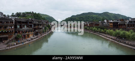 Panoramablick auf die malerischen Fluss Seitenansicht FengHuang Altstadt oder Phoenix Alte Stadt, in der Provinz Hunan in China Stockfoto