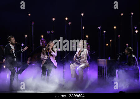 Nashville, USA. 13 Nov, 2019. Charles Kelley und Hillary Scott von Lady Antebellum, Halsey, und Dave Haywood (L-R) auf der 52. jährlichen Country Music Association Awards bei Bridgestone Arena in Nashville, Tennessee Mittwoch, 13. November 2019. Foto von John angelillo/UPI Quelle: UPI/Alamy leben Nachrichten Stockfoto