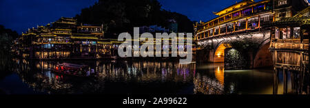 Panoramablick auf das malerische Nacht River Side View von FengHuang Altstadt oder Phoenix Alte Stadt, in der Provinz Hunan in China Stockfoto