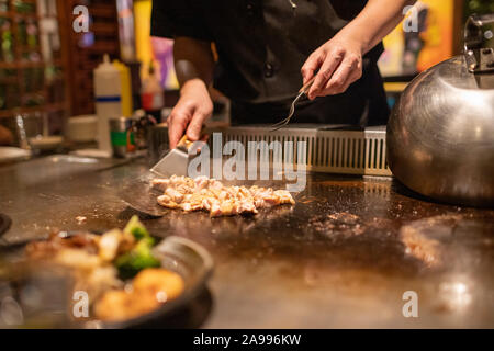 Teppanyaki Küchenchef japanische Teriyaki Huhn auf heißem Metall Platte Stockfoto