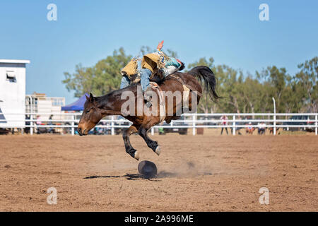 Cowboy reitet Ruckeln Pferd in Bareback bronc Veranstaltung in einem Land Rodeo. Stockfoto