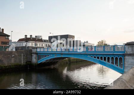 Die Rory Omore Brücke über den Fluss Liffey bei Sonnenuntergang in Dublin, Irland. Stockfoto