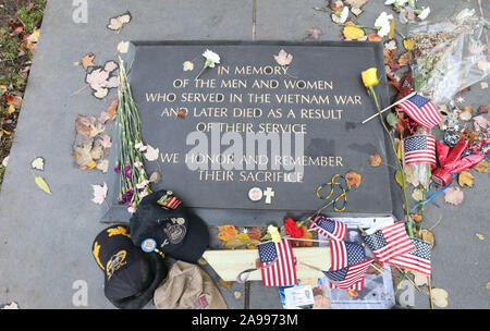 Washington, United States. 13 Nov, 2019. Fahnen, Mützen, Blumen und Andenken, lag auf einem Denkmal in der Nähe des placque Vietnam Memorial am Dienstag, November 12, 2019 in Washington, DC. Foto von BIll Greenblatt/UPI Quelle: UPI/Alamy leben Nachrichten Stockfoto
