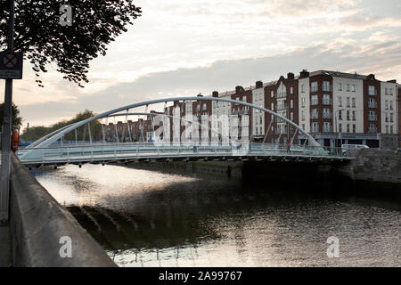Das James Joyce Brücke über den Fluss Liffey bei Sonnenuntergang in Dublin, Irland. Stockfoto