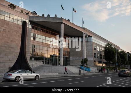 Die Dublin City Council Gebäude auf Holz Quay in Dublin, Irland, an einem Sommerabend bei Sonnenuntergang. Stockfoto