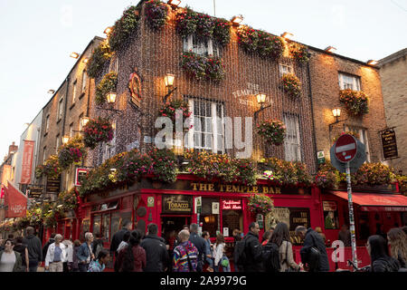 Außerhalb der Temple Bar Irish Pub in der berühmten Nachbarschaft mit dem gleichen Namen in Dublin, Irland, an einem Sommerabend. Stockfoto