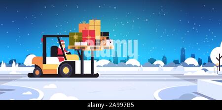 Santa claus fahren Stapler laden bunte Geschenk Geschenk Boxen Lieferung und Versand Konzept frohe Weihnachten Frohes neues Jahr Winterurlaub Feier horizontale Snowy sityscape Hintergrund flachbild Vector Illustration Stock Vektor