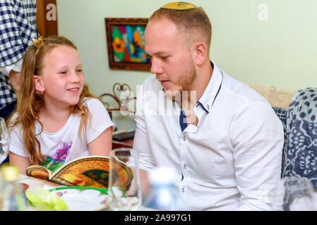 Jüdische Familie feiern Passah Seder Lesen der Haggada. Stockfoto