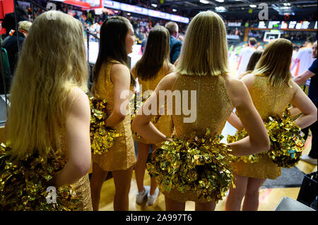 Vechta, Deutschland. 12 Nov, 2019. Die Tänzer der Marleys, Cheerleadern der Basketballmannschaft RASTA Vechta, werden während der Champions League Match zwischen Vechta und die türkische Mannschaft Bandirma B.I.K. in der Sporthalle. Credit: mohssen Assanimoghaddam/dpa/Alamy leben Nachrichten Stockfoto