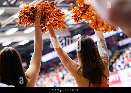 Vechta, Deutschland. 12 Nov, 2019. Die Tänzer der Marleys, Cheerleadern der Basketballmannschaft RASTA Vechta, werden während der Champions League Match zwischen Vechta und die türkische Mannschaft Bandirma B.I.K. in der Sporthalle. Credit: mohssen Assanimoghaddam/dpa/Alamy leben Nachrichten Stockfoto