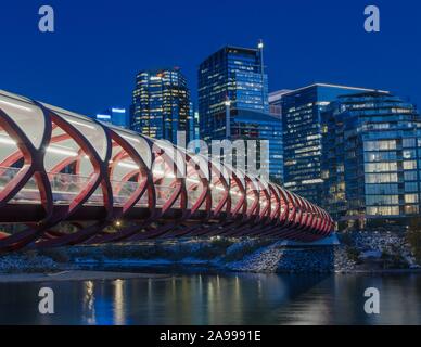 Die Brücke über den Bow River in der Innenstadt von Calgary, Alberta, Kanada. Stockfoto