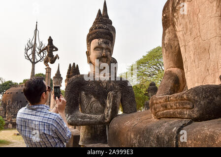 Touristen fotografieren mit dem Mobiltelefon, Buddha Park, Laos Stockfoto