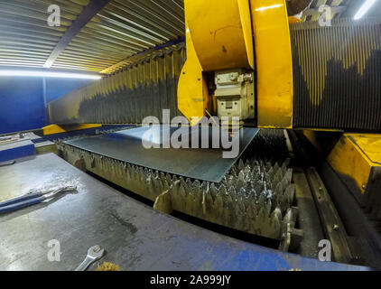 Industrielle Laser schneiden auf Blech im Werk. Stockfoto