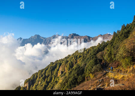 Den majestätischen Himalaya Gebirge über den Dschungel, eine fantastische Aussicht zusammen mit tief liegenden Wolken in Thatepati. Stockfoto