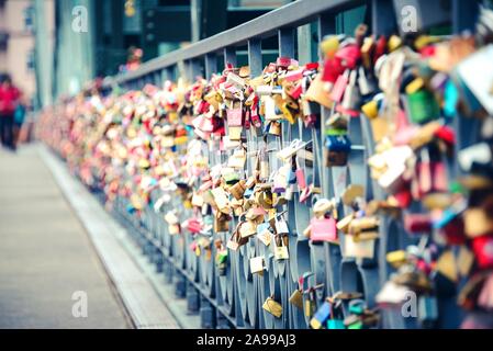 Tausende von Liebe Vorhängeschlösser an der Rampe der Iron Bridge in Frankfurt um Main gesperrt. Stockfoto