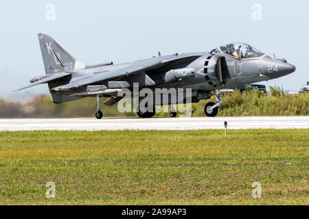 Ein United States Marine Corps AV-8B Harrier führt eine Demo auf dem 2015 Cleveland International Airshow. Stockfoto