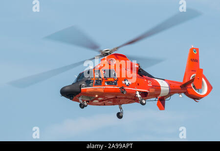 CLEVELAND, Ohio/USA, 4. September 2015: Ein Eurocopter HH-65 Dolphin führt eine Demo auf dem 2015 Cleveland International Airshow. Stockfoto
