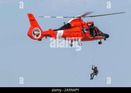 CLEVELAND, Ohio/USA, 4. September 2015: Ein Eurocopter HH-65 Dolphin führt eine Demo auf dem 2015 Cleveland International Airshow. Stockfoto