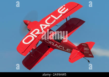 Sean D. Tucker führt eine aerobatic Demo in seiner Oracle Challenger an die 2015 Cleveland Airshow. Stockfoto