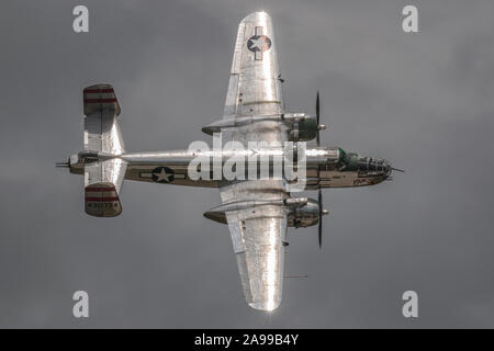 DAYTON, Ohio/USA - Juni 20, 2015: EIN B-25 Mitchell am 2015 Dayton Airshow führt. Stockfoto