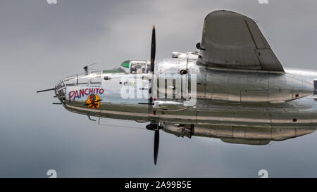 DAYTON, Ohio/USA - Juni 20, 2015: EIN B-25 Mitchell am 2015 Dayton Airshow führt. Stockfoto