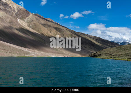 Chandra Taal, oder Chandra Tal an einem klaren Tag, Spiti Valley, Himachal Pradesh, Indien Stockfoto