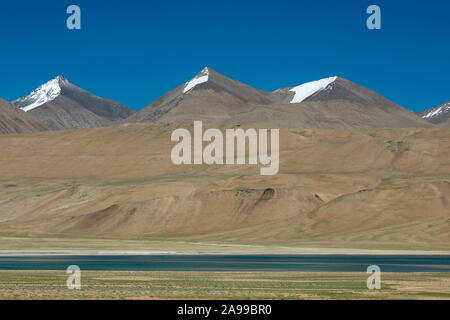 Kyagar Tso See und Schnee Berggipfel in der Nähe von Tso Moriri, Ladakh, Indien Stockfoto