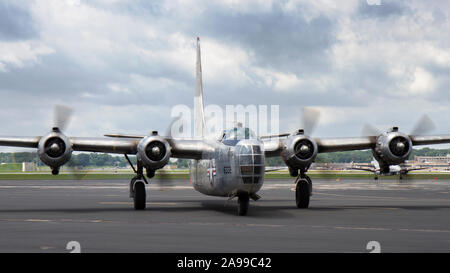 Einen zweiten Weltkrieg PB4Y-2 Privateer fliegt in die 2015 schweren Bombern Wochenende in Madison, Wisconsin. Stockfoto