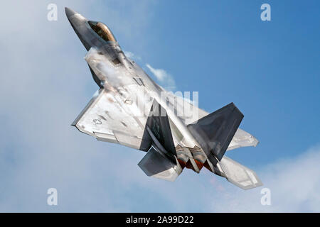 Eine Lockheed Martin F-22 Raptor führt eine Demo auf dem 2015 Rockford Airfest. Stockfoto