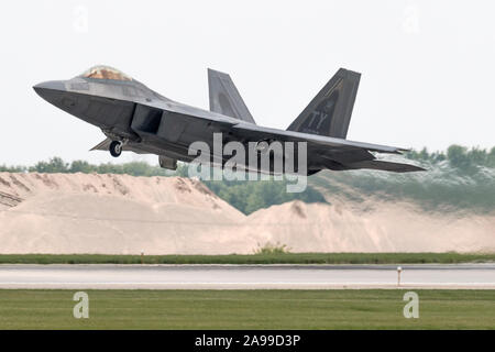 Eine Lockheed Martin F-22 Raptor führt eine Demo auf dem 2015 Rockford Airfest. Stockfoto