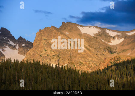 Dramatischer Sonnenaufgang über den Bergen in Colorado's Front Range Indian Peaks Wilderness mit Shoshoni und Apache Berge und Schnee und Gletscher im Sommer Stockfoto