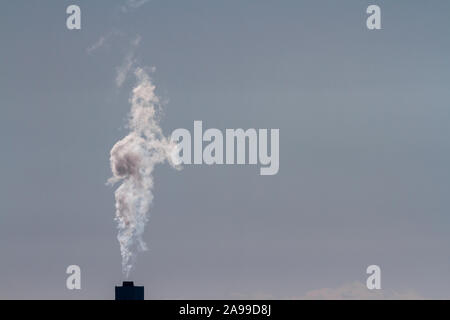 Rauch steigt aus einem Schornstein Kanagawa, Japan. Stockfoto