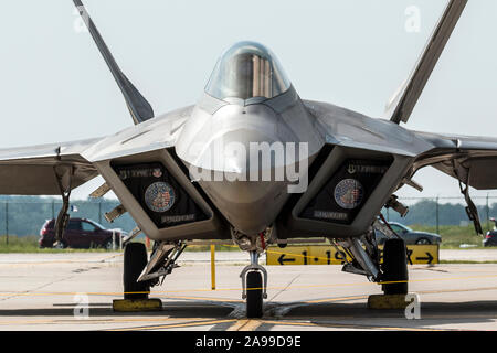 Eine Lockheed Martin F-22 Raptor führt eine Demo auf dem 2015 Rockford Airfest. Stockfoto