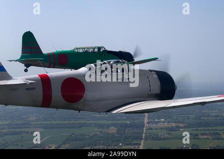 Flugzeuge aus der Flight Team "Tora! Tora! Tora!", T-6 Texans als japanischer Nullen gestrichen, gehen für eine Warm-up-Flug vor der 2012 Dayton Airshow. Stockfoto